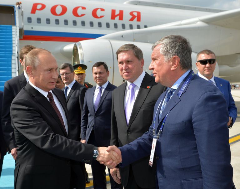 Президент РФ Владимир Путин во время встречи в международном аэропорту имени Ататюрка. 10 октября 2016 Президент РФ Владимир Путин во время встречи в международном аэропорту имени Ататюрка. 10 октября 2016