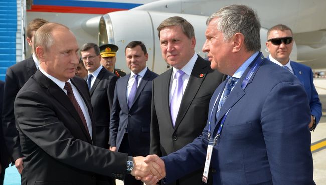 Президент РФ Владимир Путин во время встречи в международном аэропорту имени Ататюрка. 10 октября 2016 Президент РФ Владимир Путин во время встречи в международном аэропорту имени Ататюрка. 10 октября 2016