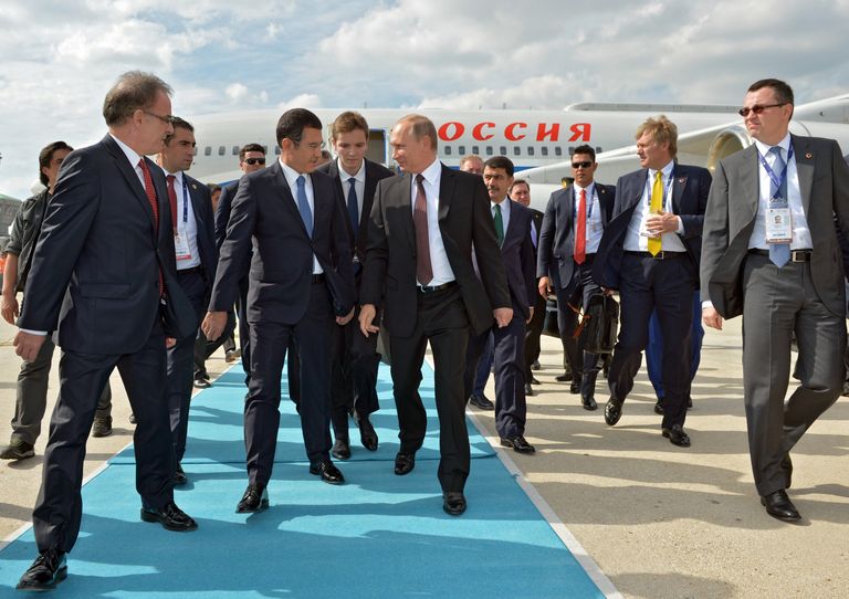 Президент РФ Владимир Путин во время встречи в международном аэропорту имени Ататюрка. 10 октября 2016 Президент РФ Владимир Путин во время встречи в международном аэропорту имени Ататюрка. 10 октября 2016
