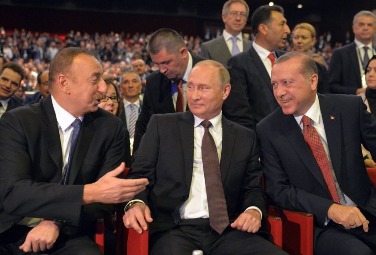 Президент РФ Владимир Путин, президент Азербайджана Ильхам Алиев и президент Турции Реджеп Тайип Эрдоган на 23-м Мировом энергетическом конгрессе в Стамбуле. 10 октября 2016 Президент РФ Владимир Путин, президент Азербайджана Ильхам Алиев и президент Турции Реджеп Тайип Эрдоган на 23-м Мировом энергетическом конгрессе в Стамбуле. 10 октября 2016