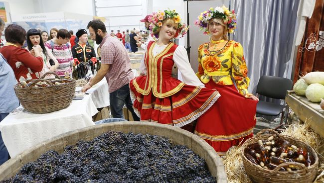 Торговля на Кубанской ярмарке в выставочном центре Экспоград Юг. Архивное фото Торговля на Кубанской ярмарке в выставочном центре Экспоград Юг. Архивное фото