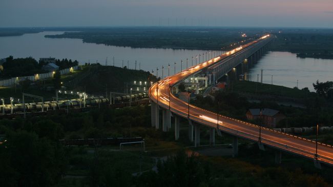 Вид на железнодорожно-автомобильный мост через реку Амур в Хабаровске. Архивное фото Вид на железнодорожно-автомобильный мост через реку Амур в Хабаровске. Архивное фото