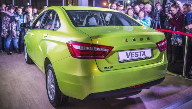 Посетители во время старта продаж автомобиля Lada Vesta в Москве Посетители во время старта продаж автомобиля Lada Vesta в Москве