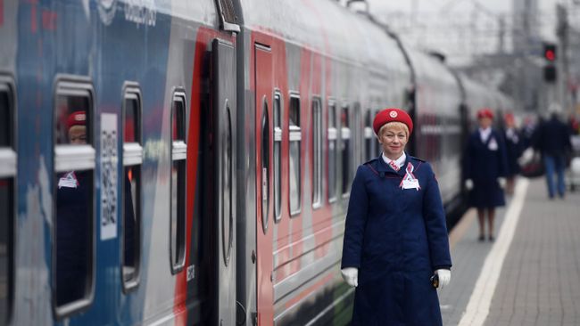 Сотрудница ОАО Российские железные дороги у поезда Россия рейса Москва – Владивосток на Ярославском вокзале в Москве Сотрудница ОАО Российские железные дороги у поезда Россия рейса Москва – Владивосток на Ярославском вокзале в Москве