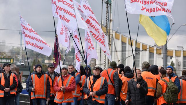 Работники железнодорожного транспорта Украины проводят пикет у министерства инфраструктуры Украины на проспекте Победы в Киеве. 11 октября 2016 Работники железнодорожного транспорта Украины проводят пикет у министерства инфраструктуры Украины на проспекте Победы в Киеве. 11 октября 2016