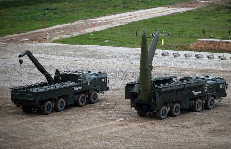 Ракетный комплекс Искандер-М (справа) во время демонстрационного показа военной техники на полигоне Алабино на Международном военно-техническом форуме АРМИЯ-2016 