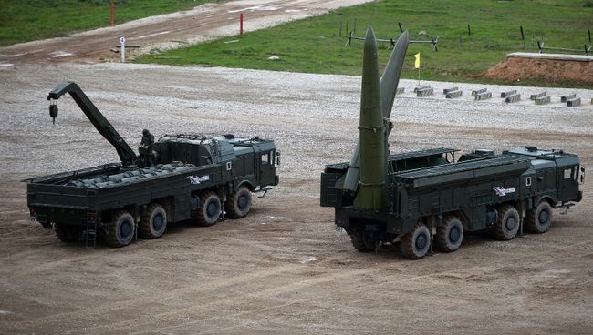 Ракетный комплекс Искандер-М (справа) во время демонстрационного показа военной техники на полигоне Алабино на Международном военно-техническом форуме АРМИЯ-2016 Ракетный комплекс Искандер-М (справа) во время демонстрационного показа военной техники на полигоне Алабино на Международном военно-техническом форуме АРМИЯ-2016