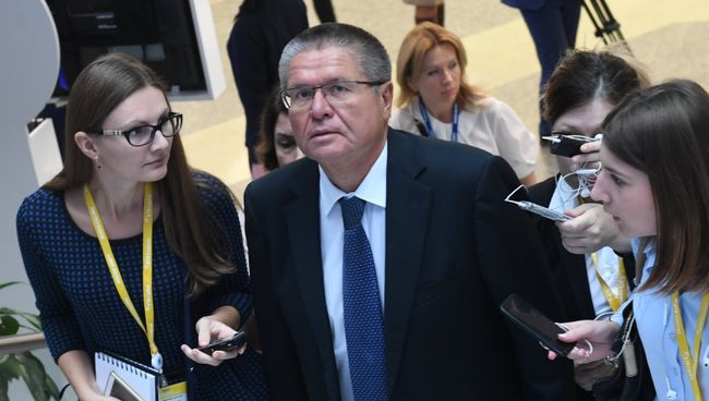 Министр экономического развития РФ Алексей Улюкаев перед началом инвестиционного форума ВТБ Капитал Россия зовет! Министр экономического развития РФ Алексей Улюкаев перед началом инвестиционного форума ВТБ Капитал Россия зовет!