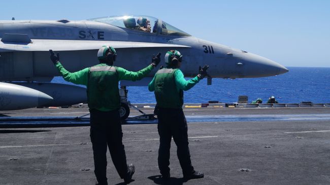 Истребитель F-18 ВМС США на палубе авианосца Гарри Трумэн в Средиземном море. Архивное фото