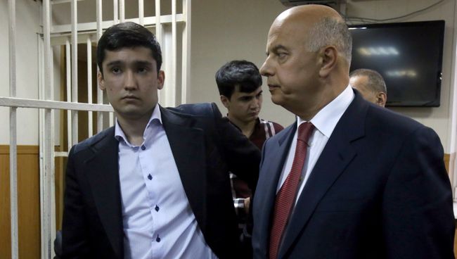 Руслан Шамсуаров (слева) в Гагаринском районном суде Руслан Шамсуаров (слева) в Гагаринском районном суде