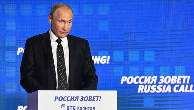 Президент РФ Владимир Путин выступает на инвестиционном форуме ВТБ Капитал Россия зовет!