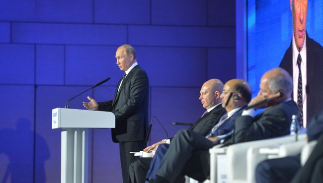 Президент РФ Владимир Путин выступает на инвестиционном форуме ВТБ Капитал Россия зовет!