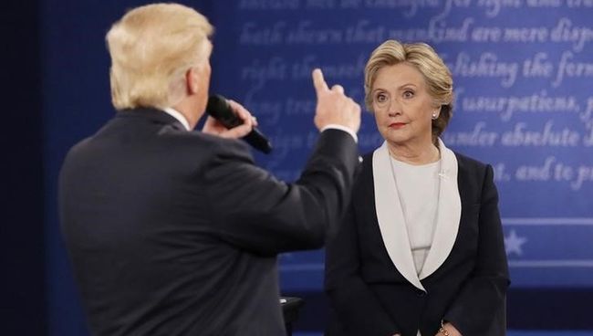 Дональд Трамп и Хиллари Клинтон во время предвыборных дебатов. 9 октября 2016 года Дональд Трамп и Хиллари Клинтон во время предвыборных дебатов. 9 октября 2016 года