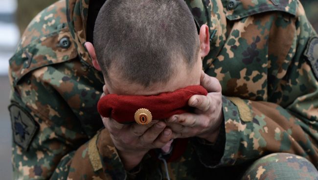 Военнослужащий национальной гвардии РФ во время церемонии вручения краповых беретов в Новосибирской области Военнослужащий национальной гвардии РФ во время церемонии вручения краповых беретов в Новосибирской области