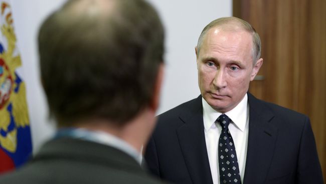 Президент РФ Владимир Путин во время ответов на вопросы французских журналистов телеканала TF1. 11 октября 2016