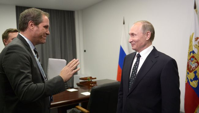 Президент РФ Владимир Путин перед началом интервью французским журналистам телеканала TF1. 11 октября 2016 Президент РФ Владимир Путин перед началом интервью французским журналистам телеканала TF1. 11 октября 2016