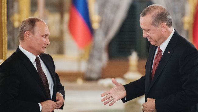 Президент РФ Владимир Путин и президент Турции Реджеп Тайип Эрдоган во время совместного заявления для прессы по итогам встречи в Стамбуле Президент РФ Владимир Путин и президент Турции Реджеп Тайип Эрдоган во время совместного заявления для прессы по итогам встречи в Стамбуле