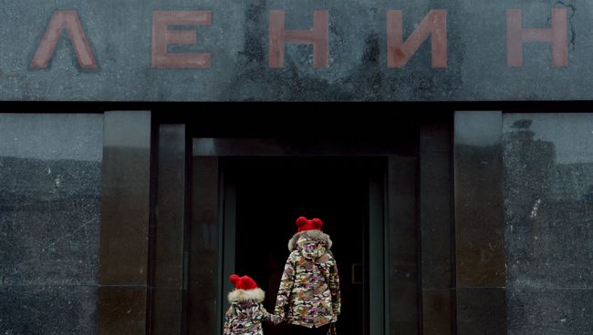 Дети перед входом в Мавзолей В. И. Ленина на Красной площади в Москве. Архивное фото Дети перед входом в Мавзолей В. И. Ленина на Красной площади в Москве. Архивное фото