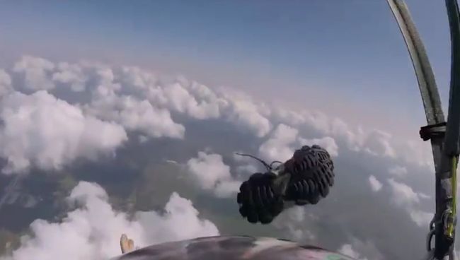 Парашютист в полете поймал свой кроссовок