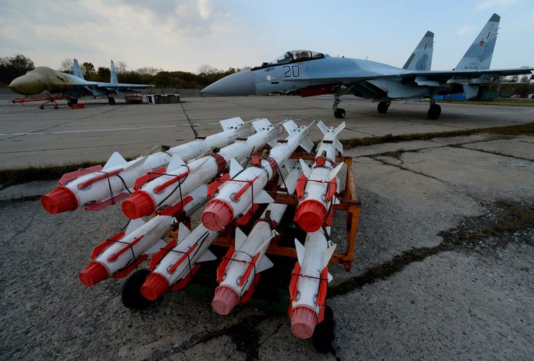 Истребитель Су-35С во время летно-тактических учений истребительного полка на военном аэродроме Центральная Угловая в Приморском крае