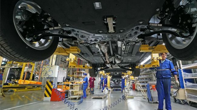 Линия сборки автомобилей на заводе Автотор в Калининграде