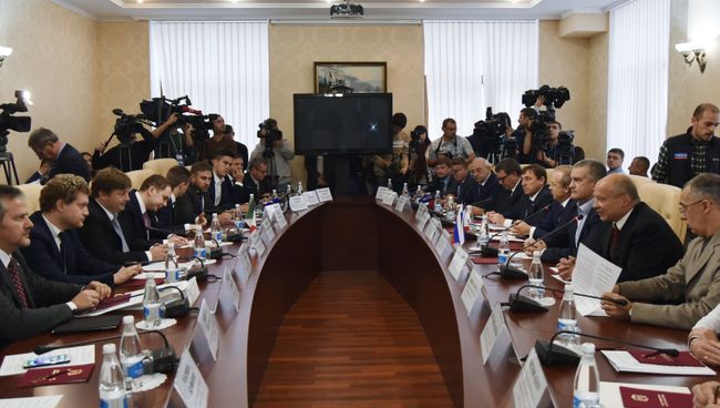 Депутаты региональных советов и представители делового сообщества Италии во время встречи с главой Республики Крым Сергеем Аксеновым Депутаты региональных советов и представители делового сообщества Италии во время встречи с главой Республики Крым Сергеем Аксеновым