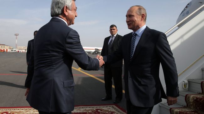 Президент РФ Владимир Путин и президент Армении Серж Саргсян во время церемонии встречи в аэропорту Еревана. 14 октября 2016 Президент РФ Владимир Путин и президент Армении Серж Саргсян во время церемонии встречи в аэропорту Еревана. 14 октября 2016