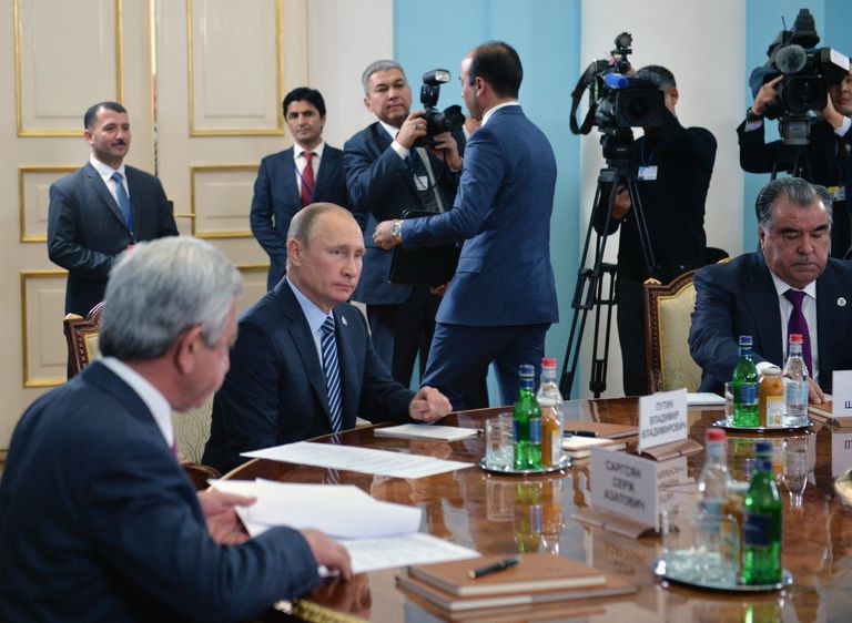 Владимир Путин во время заседания в Ереване Совета коллективной безопасности ОДКБ. 14 октября 2016 Владимир Путин во время заседания в Ереване Совета коллективной безопасности ОДКБ. 14 октября 2016