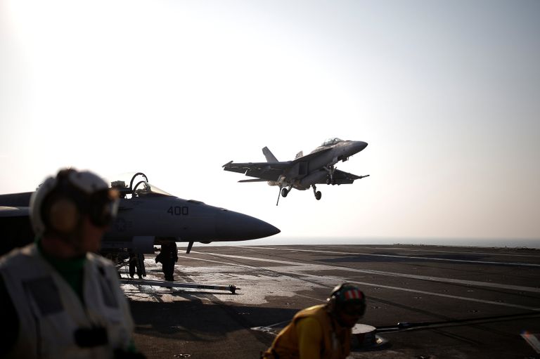 Американский палубный истребитель-бомбардировщик F/A-18 на атомном авианосце Ronald Reagan во время совместных американо-корейских учений в Южной Корее 