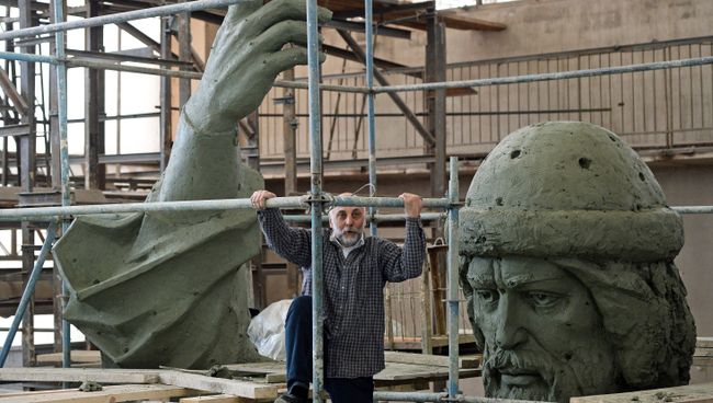 Cкульптор, народный художник Cалават Щербаков у модели памятника Великому князю Владимиру Cкульптор, народный художник Cалават Щербаков у модели памятника Великому князю Владимиру