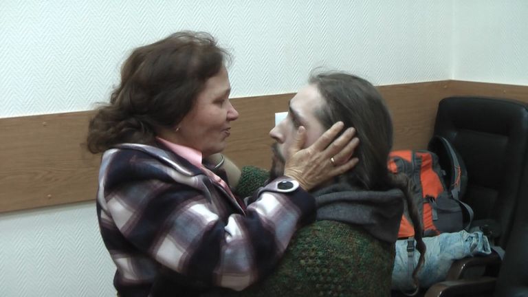 Константин Журавлев обнимал мать после освобождения из трехлетнего плена Константин Журавлев обнимал мать после освобождения из трехлетнего плена