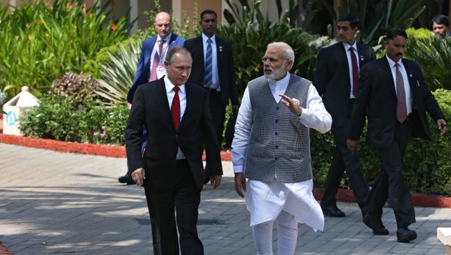 Президент РФ Владимир Путин и премьер-министр Республики Индия Нарендра Моди во время встречи в отеле Тадж Экзотик индийского штата Гоа Президент РФ Владимир Путин и премьер-министр Республики Индия Нарендра Моди во время встречи в отеле Тадж Экзотик индийского штата Гоа