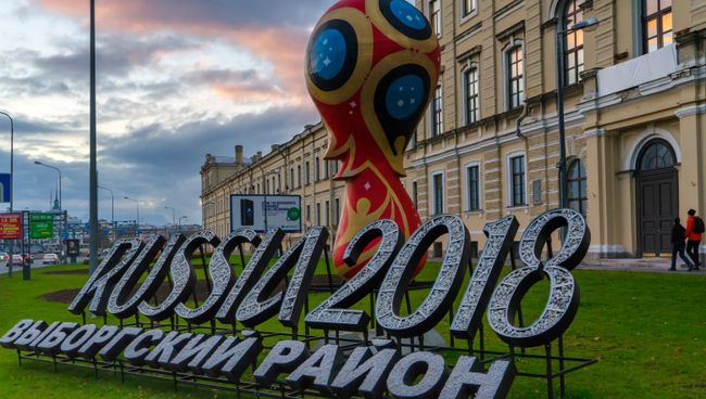 Официальная эмблема Чемпионата мира по футболу 2018 года на Пироговской набережной в Санкт-Петербурге. Архивное фото Официальная эмблема Чемпионата мира по футболу 2018 года на Пироговской набережной в Санкт-Петербурге. Архивное фото