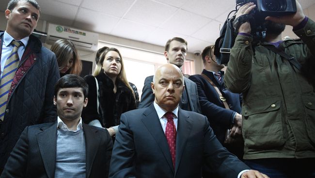 Сын вице-президента Лукойла Руслан Шамсуаров, обвиняемый в угрозе применения насилия в отношении представителя власти и оскорблении представителя власти, во время оглашения приговора в Гагаринском суде Москвы Сын вице-президента Лукойла Руслан Шамсуаров, обвиняемый в угрозе применения насилия в отношении представителя власти и оскорблении представителя власти, во время оглашения приговора в Гагаринском суде Москвы