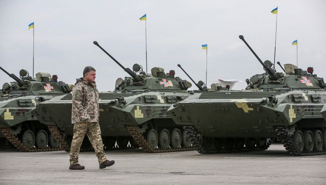 Президент Украины Петр Порошенко во время церемонии передачи военной техники для вооруженных сил Украины в Чугуеве. 15 октября 2016