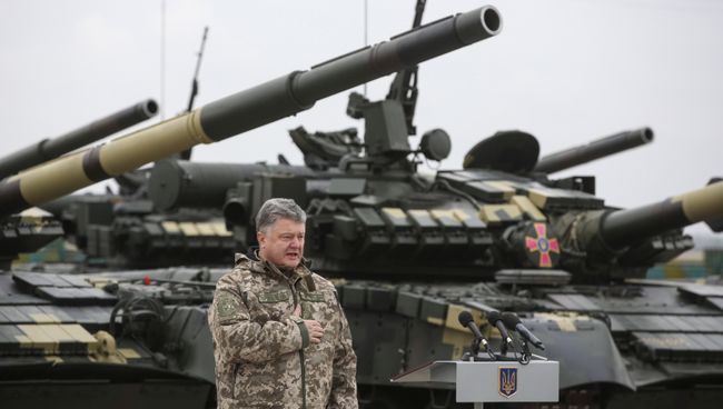 Президент Украины Петр Порошенко во время церемонии передачи военной техники для вооруженных сил Украины. 15 октября 2016