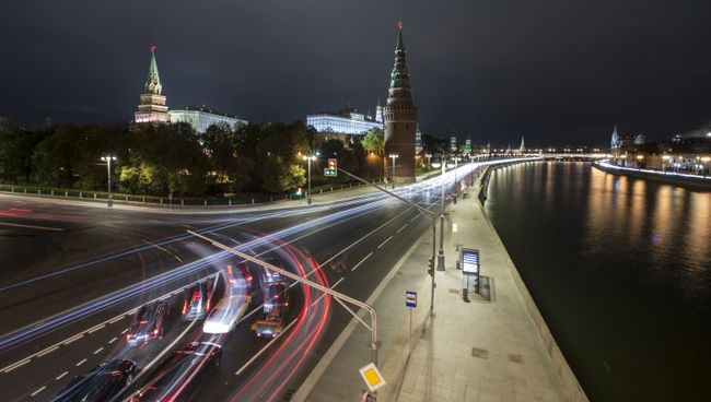 Московский Кремль и Кремлевская набережная в Москве. Архивное фото