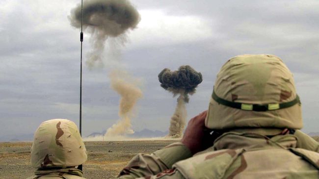 Американские военные наблюдают за уничтожением оружия и боеприпасов. Архивное фото Американские военные наблюдают за уничтожением оружия и боеприпасов. Архивное фото