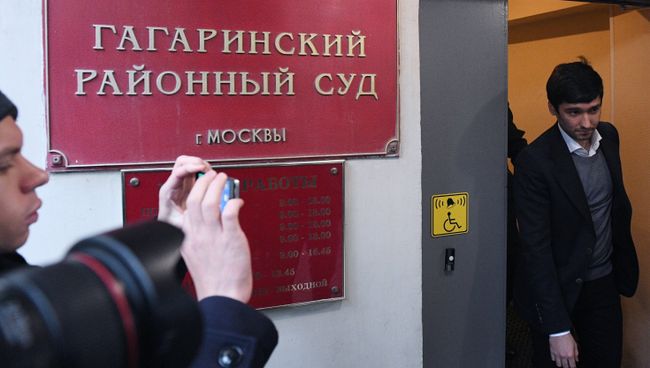 Сын вице-президента Лукойла Руслан Шамсуаров после оглашения приговора у здания Гагаринского суда Москвы