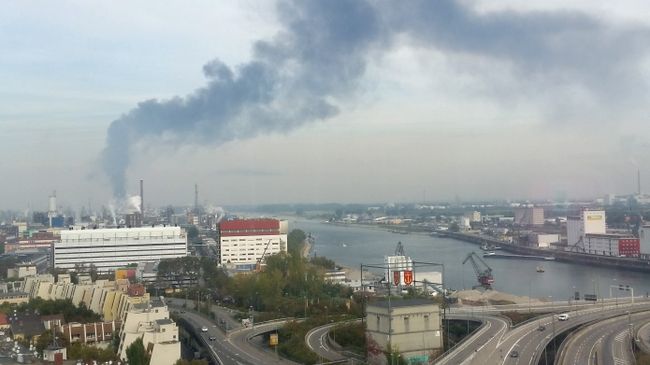 Дым на предприятии химического концерна BASF в немецком городе Людвигсхафен-ам-Райн в Германии Дым на предприятии химического концерна BASF в немецком городе Людвигсхафен-ам-Райн в Германии
