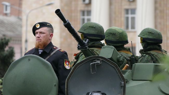 Боец народного ополчения Донецкой народной республики с позывным Моторола Арсений Павлов во время репетиции военного парада в Донецке. Архивное фото Боец народного ополчения Донецкой народной республики с позывным Моторола Арсений Павлов во время репетиции военного парада в Донецке. Архивное фото