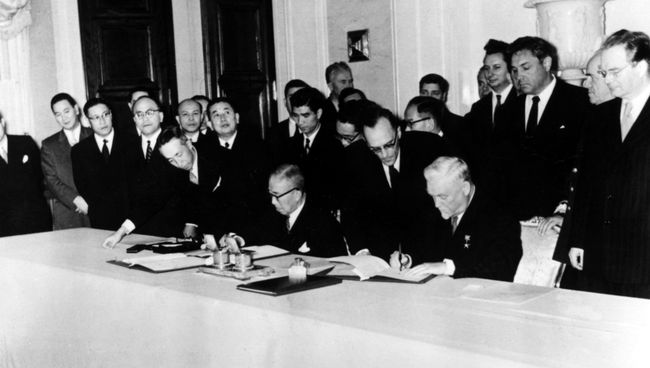 Подписание совместной Декларации СССР и Японии в Москве. 19 октября 1956 года Подписание совместной Декларации СССР и Японии в Москве. 19 октября 1956 года