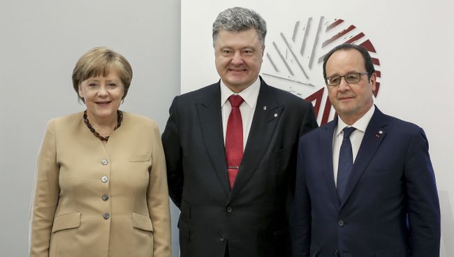 Канцлер Федеративной Республики Германия Ангела Меркель, президент Украины Петр Порошенко и президент Франции Франсуа Олланд (слева направо) во время встречи в Риге. Архивное фото Канцлер Федеративной Республики Германия Ангела Меркель, президент Украины Петр Порошенко и президент Франции Франсуа Олланд (слева направо) во время встречи в Риге. Архивное фото