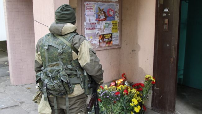 Цветы и свечи у подъезда дома в Донецке, в котором при взрыве в лифте погиб командир одного из подразделений ополчения ДНР Арсен Павлов. 18 октября 2016 Цветы и свечи у подъезда дома в Донецке, в котором при взрыве в лифте погиб командир одного из подразделений ополчения ДНР Арсен Павлов. 18 октября 2016