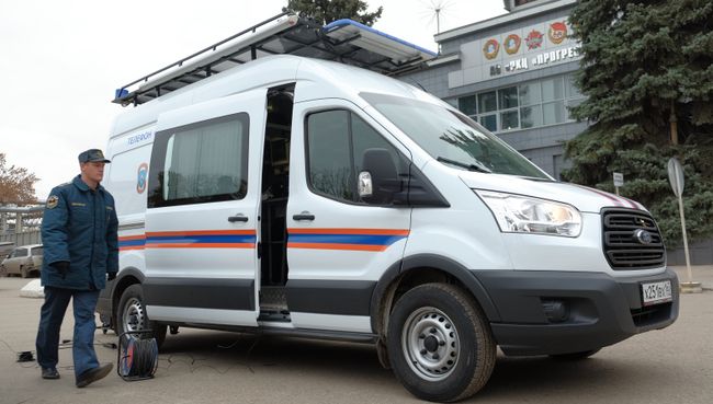 Автомобиль МЧС у склада ракетно-космического центра Прогресс в Самаре Автомобиль МЧС у склада ракетно-космического центра Прогресс в Самаре