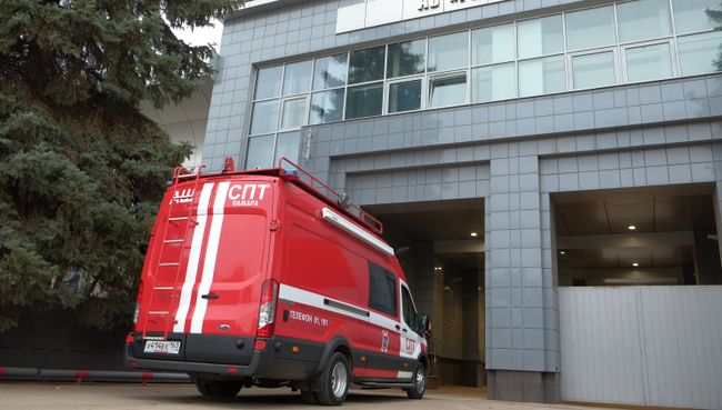 Автомобиль службы пожаротушения МЧС у склада ракетно-космического центра Прогресс в Самаре. 18 октября 2016 Автомобиль службы пожаротушения МЧС у склада ракетно-космического центра Прогресс в Самаре. 18 октября 2016