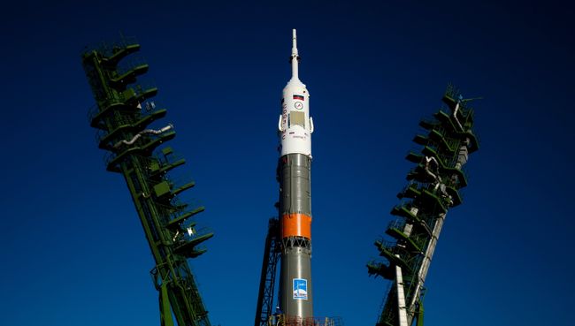 Вывоз и установка ракеты-носителя с пилотируемым кораблем Союз МС-02. Архивное фото
