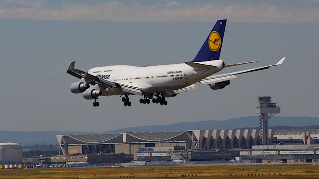 Самолет Boeing 747-400 немецкой авиакомпании Lufthansa в аэропорту Франкфурта