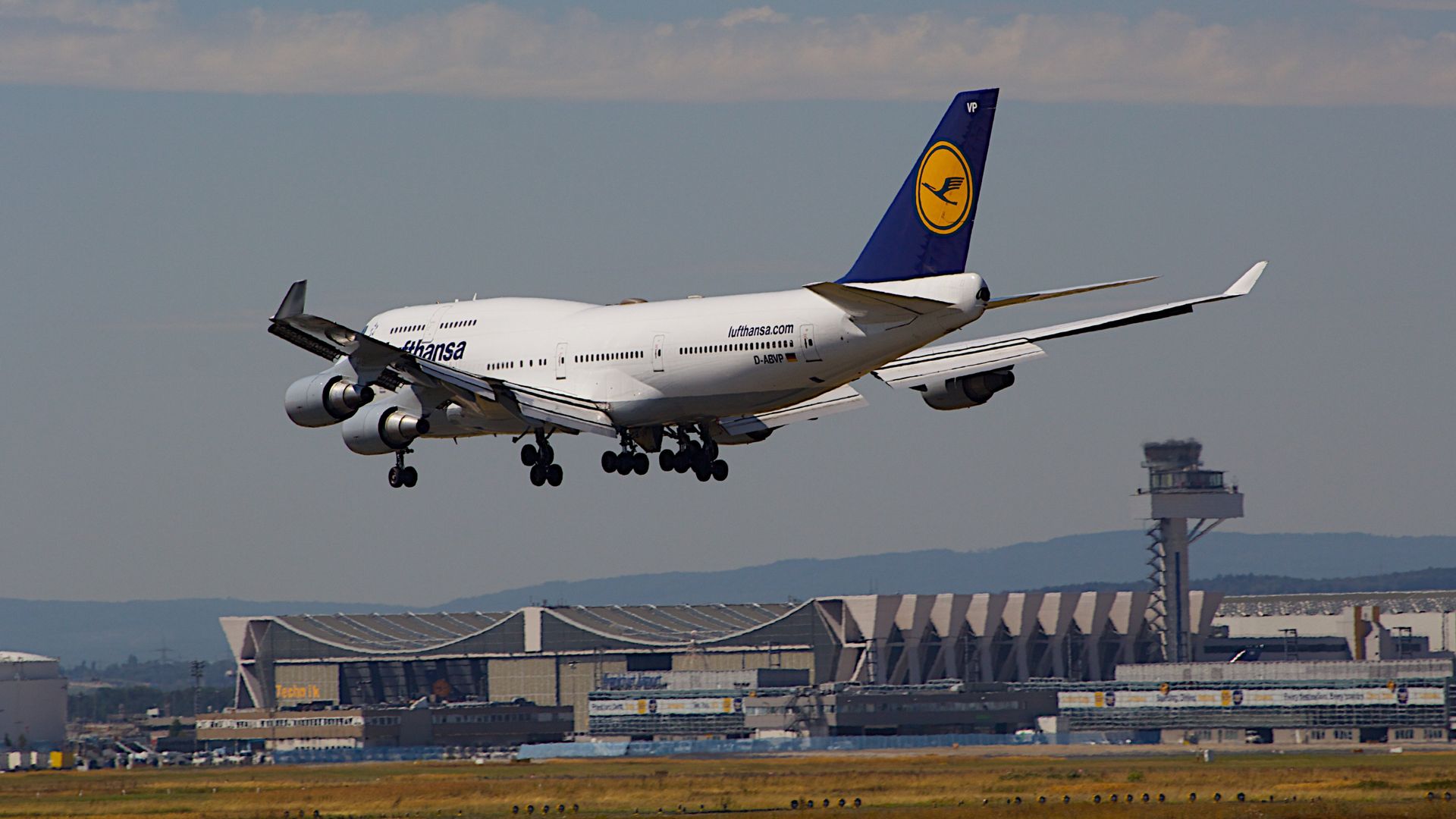 Самолет Boeing 747-400 немецкой авиакомпании Lufthansa в аэропорту Франкфурта, Германия Самолет Boeing 747-400 немецкой авиакомпании Lufthansa в аэропорту Франкфурта, Германия - РИА Новости, 1920, 15.02.2023