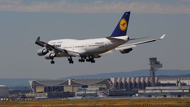 Самолет Boeing 747-400 немецкой авиакомпании Lufthansa в аэропорту Франкфурта Самолет Boeing 747-400 немецкой авиакомпании Lufthansa в аэропорту Франкфурта